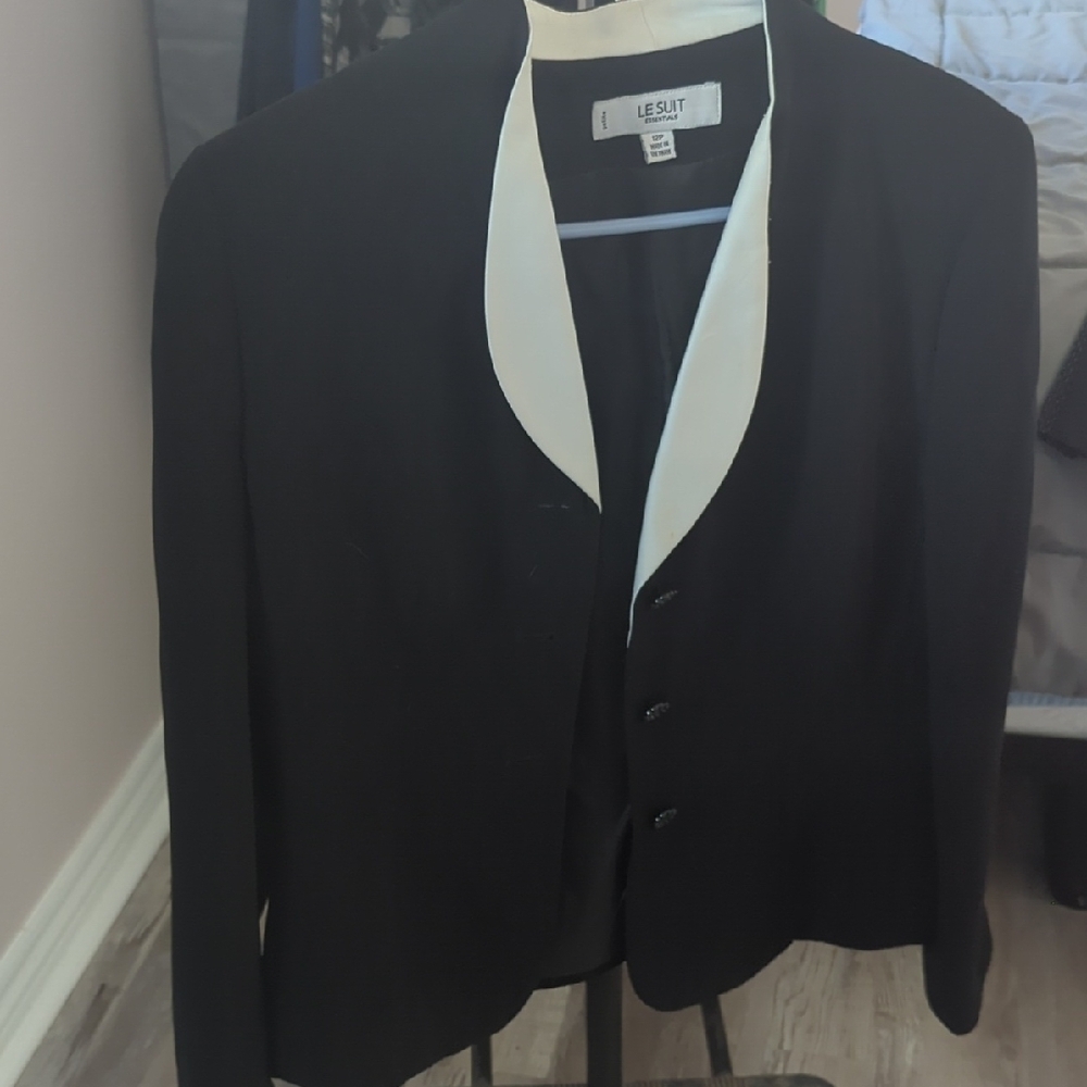 Le Suit Women's Black and White Jacket